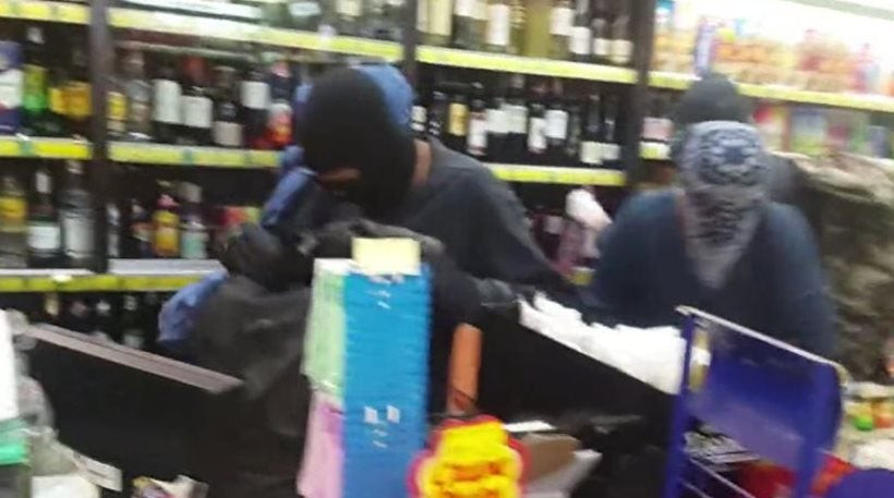 Κουκουλοφόροι «αδειάζουν» σούπερ μάρκετ στα Εξάρχεια (βίντεο)